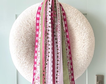 Juego de cintas a cuadros y con estampado floral de rosas para hacer una corona, con clip metálico incorporado.