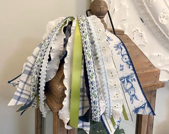 Mini lazo de conejito de Pascua azul con clip metálico. Lazo de cesta de Pascua.