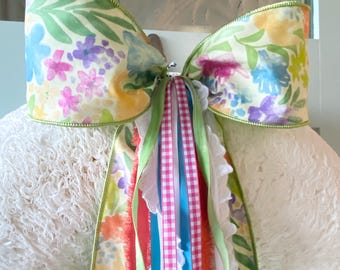 Juego de cintas florales para corona con clip metálico. Lazo ideal para primavera o verano.