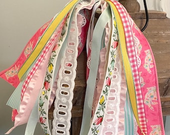 Mini paquete de cintas de conejito de Pascua con clip de metal adjunto.