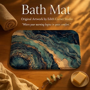 Könnte beinhalten: Rechteckige Badematte mit einem abstrakten Design in Türkis, Marineblau und Gold. Die Matte hat ein wirbelndes, aquarellartiges Muster. Der Text auf dem Bild lautet "Bath Mat" und "Where your morning begins in quiet comfort."
