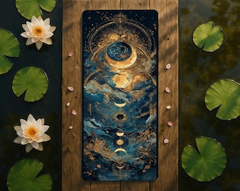 Puede incluir: Una esterilla de yoga rectangular con un diseño celestial que presenta fases lunares, nubes y estrellas en tonos azules, dorados y blancos. La esterilla está colocada sobre un marco de madera, rodeada de nenúfares y hojas de nenúfar.