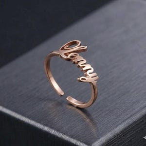 Personlig Silverrosa Guld Namnring Anpassad Justerbar Skrift Kursivt Statement Texturerat Stålarmband