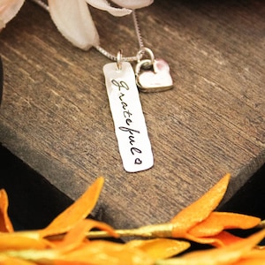 Collana con targhetta in argento sterling con timbro a mano &quot;Grateful&quot;