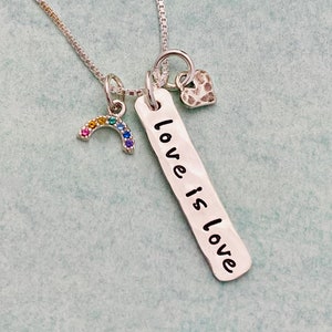 Collier Love is Love, joli collier de fierté arc-en-ciel, cadeau de Saint-Valentin, bijoux LGBTQ+, petit collier à breloques estampées à la main, collier arc-en-ciel