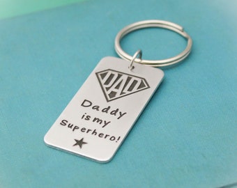 Papá es mi llavero de superhéroe, llavero personalizado, llavero de héroe, regalo para él, papá es mi superhéroe, regalo personalizado, regalo del Día del Padre