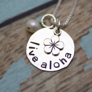 Live Aloha Halskette, Aloha hawaiianischer Plumeria Schmuck, Aloha Geschenk, hawaiianisches Geschenk, personalisierte Hand gestempelt Sterlingsilber Halskette