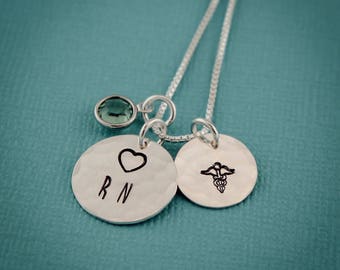 Collana in argento sterling con timbro a mano RN: regalo personalizzato per infermiere