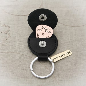 Personalisierte Trauzeugen Geschenk, Trauzeugen Geschenk, personalisiertes Plektrum mit Schlüsselbund Fall, Vatertagsgeschenk, Geschenke für ihn, von Hand gestempelt
