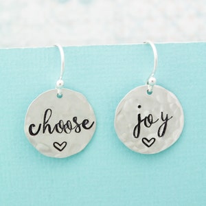 Escolha brincos Joy em prata esterlina, joias inspiradoras positivas, brincos estampados à mão, presentes para ela, escolha joias Joy