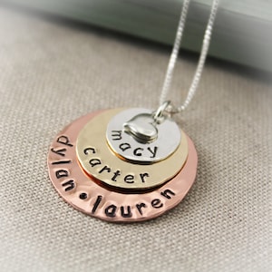 Collar personalizado en capas para madre en metales mixtos, 3 capas con nombres de niños, regalo de niños, collar de tres discos, regalo para ella