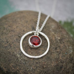 Collar con piedra natal de enero en plata de ley