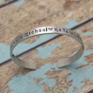 Pulsera personalizada estampada a mano con su cita o nombres favoritos