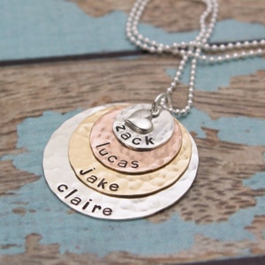 Collar personalizado para mamá con los nombres de los niños - Collar para abuela con nietos - Colgante de 4 capas de metales mixtos - Regalo para el Día de la Madre