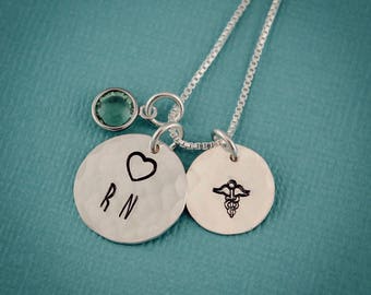 NursingPin.com CRNAナースネックレスジュエリーギフトピンクサファイアシルバー : Nurse Pinning Ceremony Necklace | Love Knot Pendant