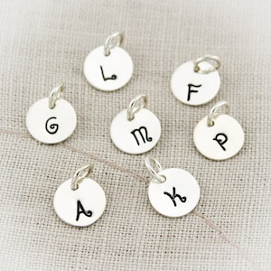 Joyas con dijes iniciales personalizados en plata esterlina y estampados a mano en plata esterlina, chapada en oro rosa, chapada en oro o cobre