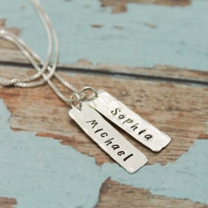 Collar de mamá personalizado, regalo del día de la madre, collar de etiqueta de mamá, collar de etiqueta personalizado, dijes de etiqueta, joyería estampada a mano de plata esterlina