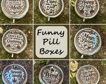 Pastillero divertido / Organizador de medicamentos sarcástico / Estuche de pastillas de bolsillo adorable / Regalo con humor sobre salud mental / Soporte semanal para pastillas / Almacenamiento de marihuana / gomitas