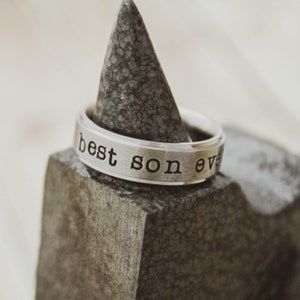 Beste zoon ooit gepersonaliseerde ring, aangepaste zilveren ring, cadeau voor zoon, met de hand gestempelde roestvrijstalen naamring, glanzende zilveren aangepaste ring