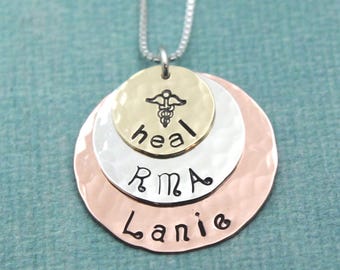 Collana personalizzata per infermiere: simbolo medico timbrato a mano, catena in argento sterling, regalo per infermiere