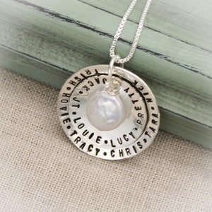 Collar de madre o abuela personalizado dos (2) capas de plata de ley con encanto de perla de moneda blanca joyería estampada a mano
