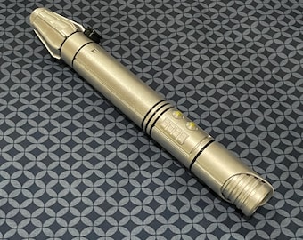 Ręcznie drukowany w 3D miecz świetlny Kelleran Beq