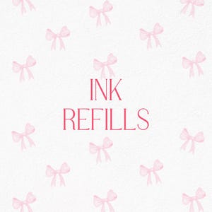 Op de afbeelding: Witte achtergrond met een patroon van lichtroze aquarel strikken. De woorden "INK REFILLS" staan in roze, gecentreerd op de afbeelding. De strikken zijn gelijkmatig verdeeld over de achtergrond.