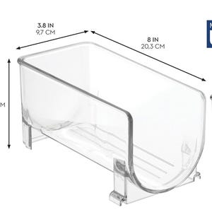 Puede incluir: Un organizador de nevera de plástico transparente, de 20,3 cm de largo y 9,7 cm de ancho. El organizador tiene una base curva y está diseñado para guardar artículos en un frigorífico.