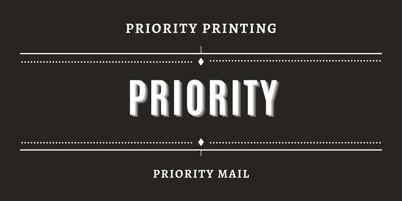 K&ouml;nnte beinhalten: Schwarz-wei&szlig;e Grafik mit dem Wort "PRIORITY" in gro&szlig;en, 3D-wei&szlig;en Buchstaben. Die Texte "PRIORITY PRINTING" und "PRIORITY MAIL" befinden sich oberhalb und unterhalb des Wortes "PRIORITY".