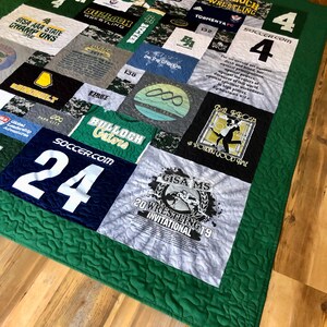 以下が含まれることがあります： さまざまなTシャツで作られた緑色のキルト。キルトには、スポーツチームのロゴ、学校の名称、そして励みになる言葉など、さまざまなデザインが施されています。キルトは、特別な思い出や出来事を記念する、ユニークで個人的な方法です。