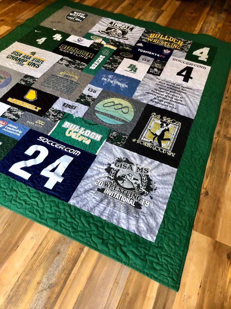 以下が含まれることがあります： さまざまなTシャツで作られた緑色のキルト。キルトには、スポーツチームのロゴ、学校の名称、そして励みになる言葉など、さまざまなデザインが施されています。キルトは、特別な思い出や出来事を記念する、ユニークで個人的な方法です。