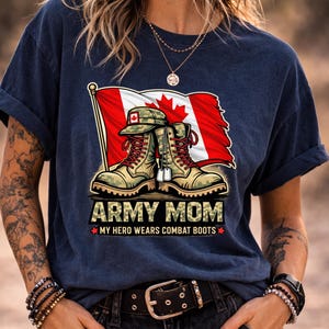 Könnte beinhalten: Marineblaues T-Shirt mit einer Grafik von Kampfstiefeln, einer kanadischen Flagge und dem Text "ARMY MOM". Das T-Shirt hat hochgekrempelte Ärmel und wird mit schwarzen Jeansshorts und einem schwarzen Gürtel getragen.