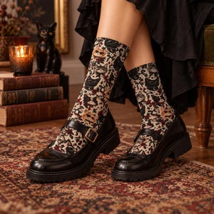 Calcetines originales con temática de brujas / Estampado de gato negro y rosa / Calcetines góticos de estilo Dark Academia para amantes de los gatos