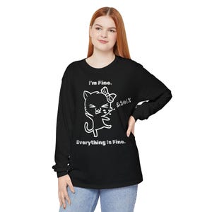 Könnte beinhalten: Schwarzes Langarmshirt mit einem weißen Katzen-Cartoon und dem Text "I'm Fine. Everything Is Fine." und "&$#!!%". Das Shirt besteht aus einem weichen, bequemen Material.