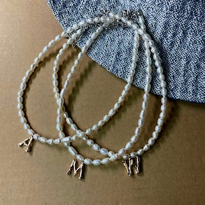 Collar de perlas de agua dulce con inicial personalizada: colgante de perla natural con el dije de la letra que elijas.