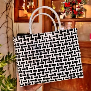 手編みの白黒チェック柄プラスチックトートバッグ – タイ製100%ハンドメイド – 12x24x19 cm – 職人の手編みバッグ