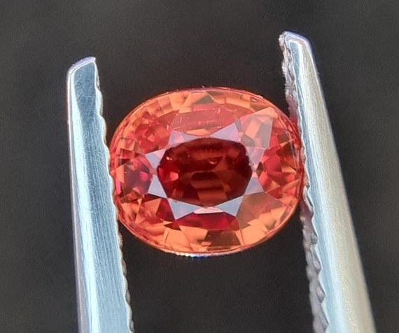 1.15カラットの天然オレンジサファイア：オーバルカットのルース
