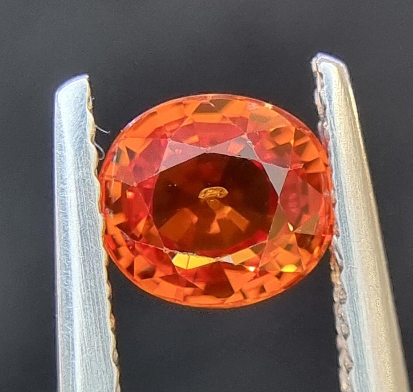 1.20カラットの天然オレンジサファイア：オーバルカットのルース