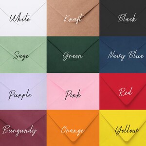 Op de afbeelding: Een raster van twaalf enveloppen in verschillende kleuren, elk gelabeld met de kleurnaam in cursief schrift: White, Kraft, Black, Sage, Green, Navy Blue, Purple, Pink, Red, Burgundy, Orange en Yellow. Elke envelop is gesloten.
