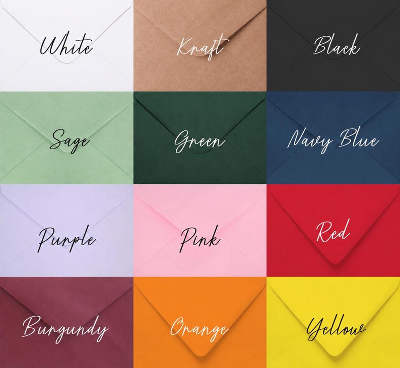 Op de afbeelding: Een raster van twaalf enveloppen in verschillende kleuren, elk gelabeld met de kleurnaam in cursief schrift: White, Kraft, Black, Sage, Green, Navy Blue, Purple, Pink, Red, Burgundy, Orange en Yellow. Elke envelop is gesloten.