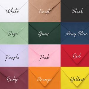 Peut inclure: Une collection d'enveloppes color&eacute;es dans diverses teintes, dont blanc, kraft, noir, sauge, vert, bleu marine, violet, rose, rouge, rubis, orange et jaune. Chaque enveloppe est &eacute;tiquet&eacute;e avec sa couleur.