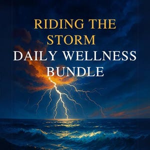 以下が含まれることがあります： 暗い青い海の上に稲妻が光る嵐の空。"Riding the Storm Daily Wellness Bundle"という文字が金色と白で書かれています。