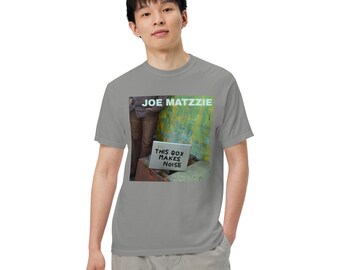 Camiseta unisex de peso pesado teñida en prenda con la carátula del álbum This Box Makes Noise