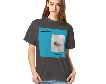 Camiseta unisex de peso pesado teñida en prenda con la portada de Baby Steps