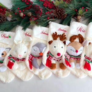 Calcetines navideños familiares con nombre bordado 2024, rojos y blancos, lindos calcetines para niños y niñas: oso, conejo, pingüino, zorro y reno.