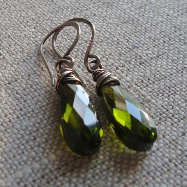 Draht gewickelt olivgrün CZ Ohrringe, oxidiert baumeln, Zirkonia, Sterling Silberohrringe