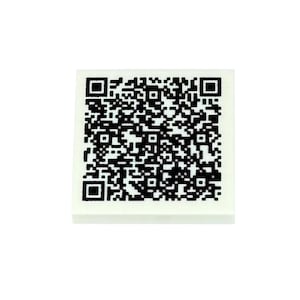 Könnte beinhalten: Ein quadratisches, weißes QR-Code-Etikett mit einem komplexen Schwarz-Weiß-Muster. Der Code besteht aus zahlreichen kleinen schwarzen Quadraten und Rechtecken, die in einem einzigartigen Design angeordnet sind. Das Etikett hat eine klare, minimalistische Ästhetik.