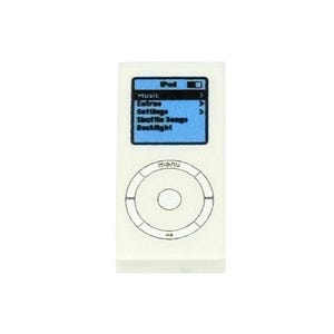 Puede incluir: Un reproductor de música digital iPod blanco con una pantalla azul que muestra las opciones del menú. La pantalla muestra opciones como Música, Extras, Configuración, Reproducir canciones aleatorias y Retroiluminación. La palabra "menú" está impresa debajo del control circular.