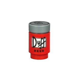 Puede incluir: Una lata de cerveza de juguete roja y gris con la palabra "Duff" en un rectángulo blanco. La lata tiene una tapa gris y una base roja. La palabra "BEER" está impresa debajo de "Duff".