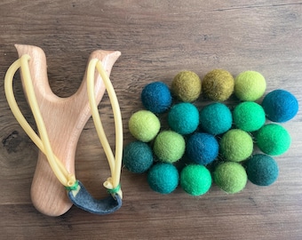 Tirachinas de madera con 18 pompones de fieltro de lana